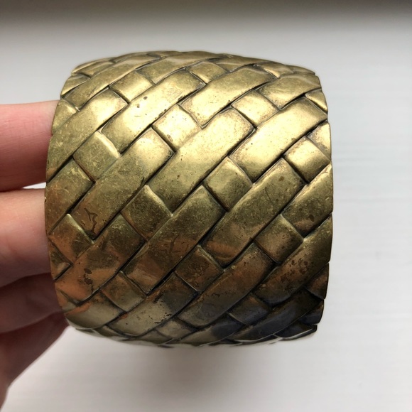Chic brassy gold metal woven cuff bracelet - Picture 5 of 7